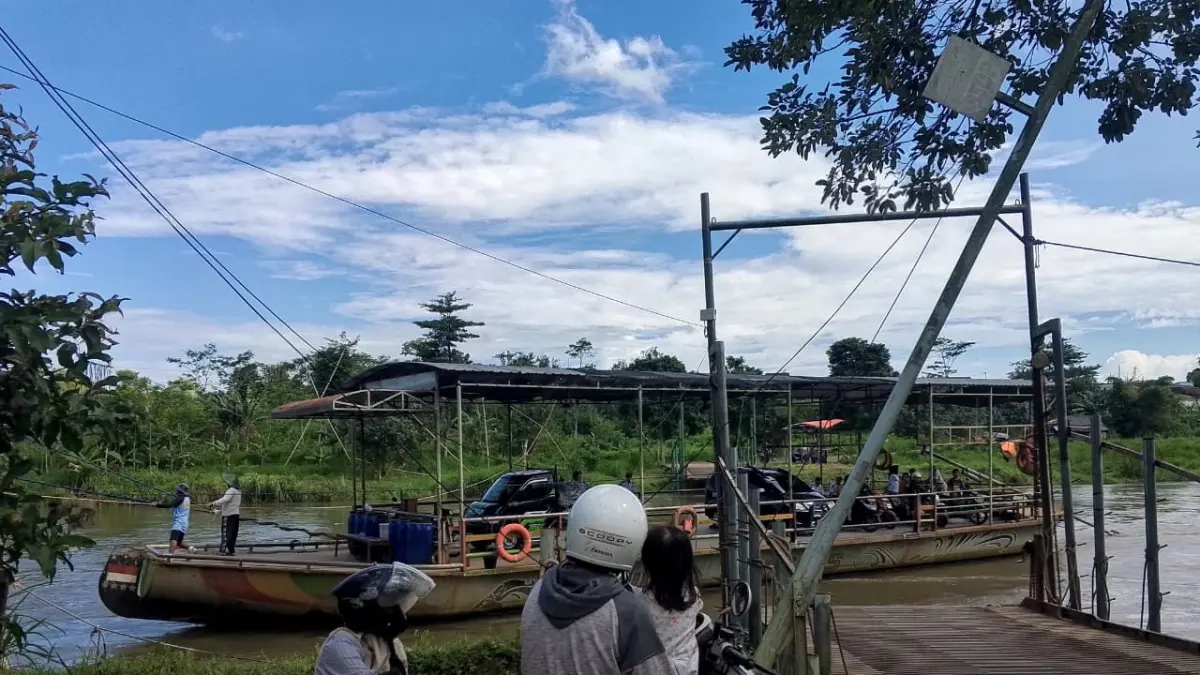 AKHMAD NUR KHOIRI/RADAR BLITAR
DEMI KEAMANAN: Aktivitas perahu penyeberangan yang selalu ramai jadi pusat mobilitas masyarakat dua daerah, Blitar dan Tulungagung.&nbsp;