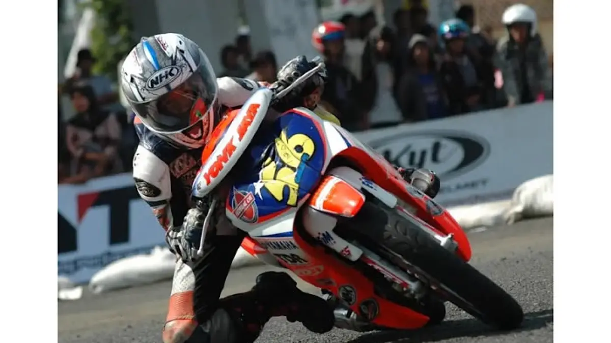 Andy Farid terjatuh di tikungan pertama setelah ban depan Honda kehilangan traksi. Simak detik-detik insidennya. (Pinterest) 