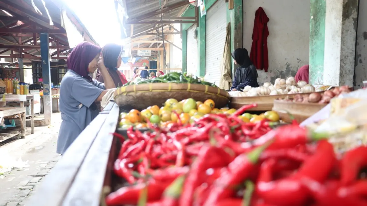 FAJAR RAHMAD AW/RADAR BLITAR
DAMPAK KEMARAU: Pasokan cabai di pasaran diperkirakan berkurang karena stok dari petani menipis. 