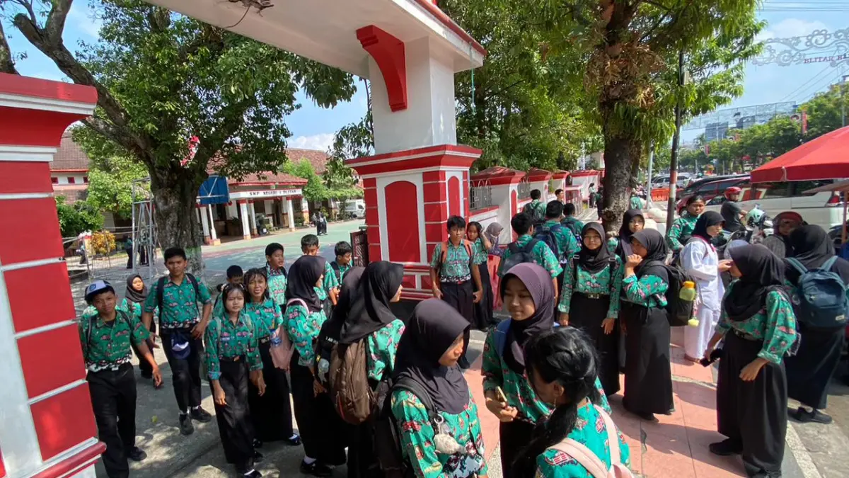 MOCH. LUKI AZHARI/RADAR BLITAR
PULANG SEKOLAH: Siswa SMPN 1 saat keluar gerbang sekolah, kemarin (15/6). Warga diimbau melapor ke posko aduan kota jika menjumpai indikasi kecurangan atau praktik titip-menitip dalam SPMB.