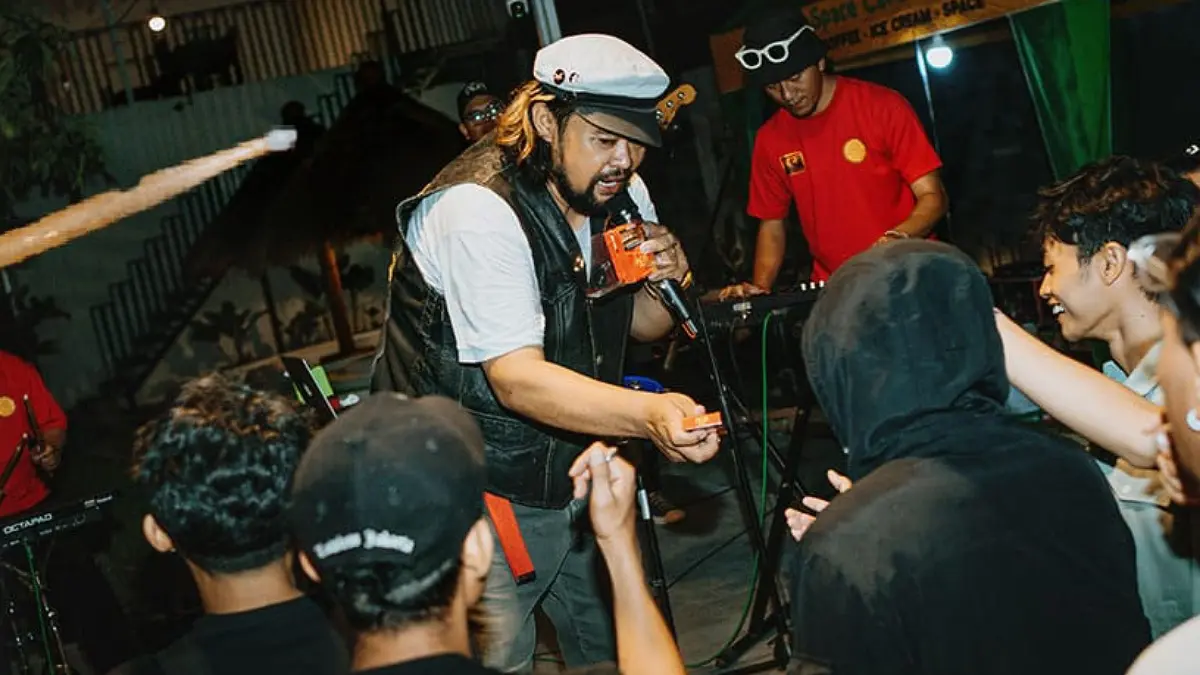 Single Laki-Laki Tak Bercerita (LLTB) milik Abon Jhob tembus 10 ribu pendengar digital. Mayoritas dari Indonesia, sisanya Malaysia, Taiwan, dan Singapura.