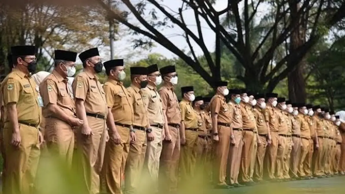 Gaji ke-13 ASN 2026 cair mulai 2 Juni. PNS, PPPK, TNI, Polri, dan pensiunan menerima dana tambahan hingga Rp31 juta.(Gemini AI)