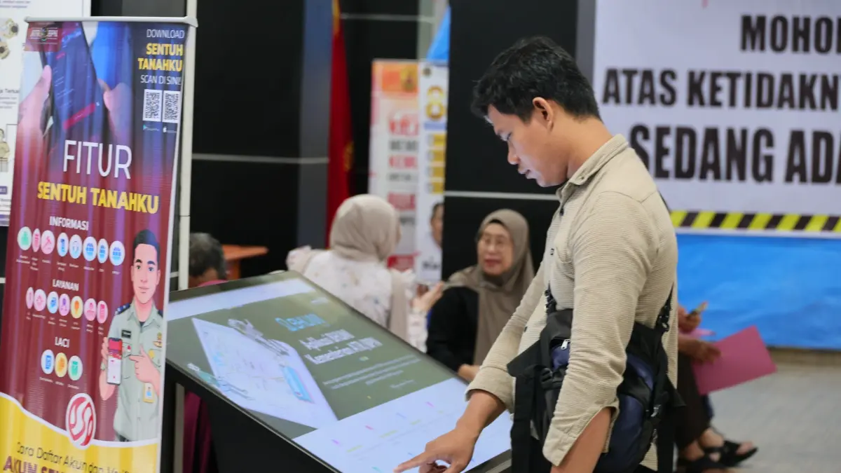 Jakarta - Pelayanan pertanahan terus bertransformasi menghadirkan layanan yang lebih efektif dan efisien bagi Masyarakat. Terutama dari segi pengaturan waktu dan kepastian pelayanan bagi masyarakat, salah satunya melalui fitur Antrian Daring pada aplikasi Sentuh Tanahku. Fitur tersebut memungkinkan masyarakat mengatur jadwal kedatangan ke Kantor Pertanahan (Kantah) dengan lebih terencana tanpa harus datang lebih awal dan mengantre panjang di ruang tunggu.
