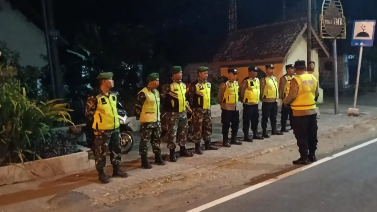 POLSEK WONODADI UNTUK RADAR PENATARAN

SIAGA: Personel Polsek Wonodadi lakukan apel sebelum bertugas melakukan pengamanan pengesahan warga PSHT, kemarin (15/6)