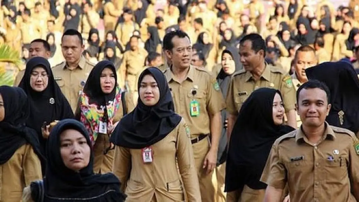 Tukin pegawai ESDM naik 100 persen. Bahlil Lahadalia ancam evaluasi hingga copot pejabat yang masih main-main.(Gemini AI)