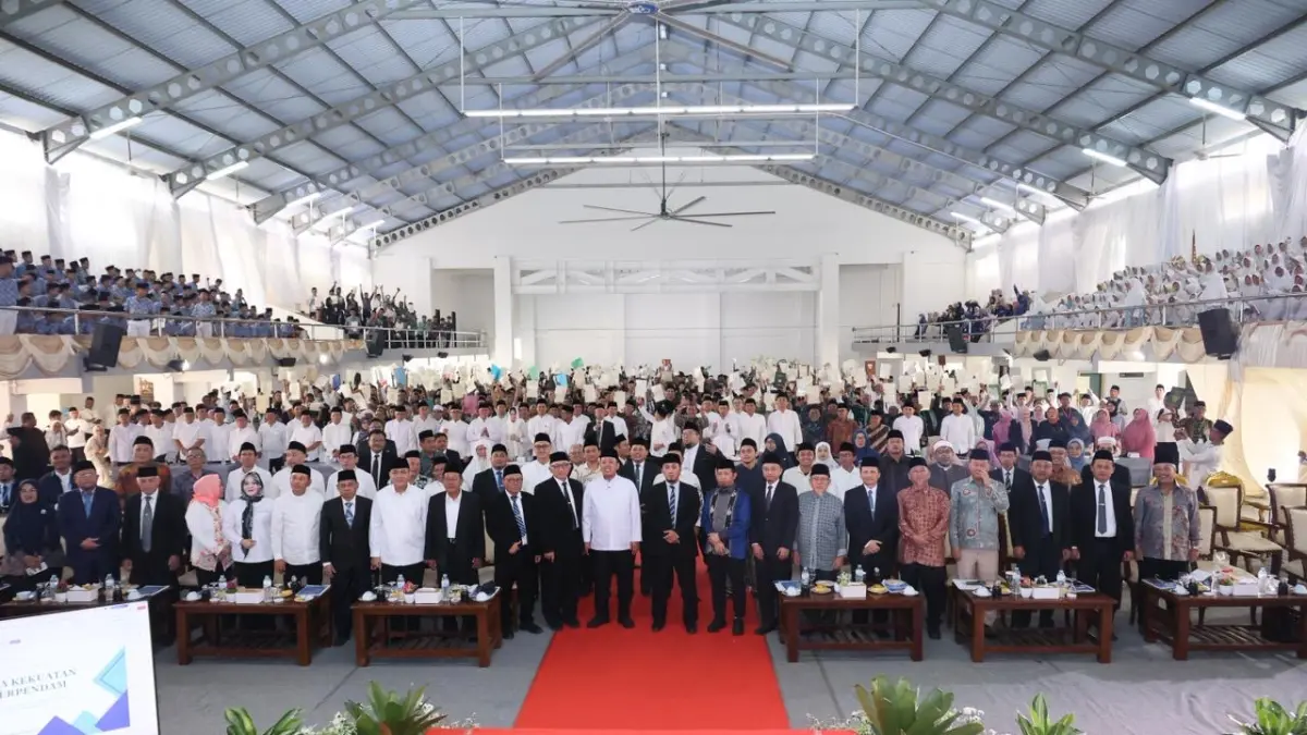 Menteri Agraria dan Tata Ruang/Kepala Badan Pertanahan Nasional (ATR/BPN), Nusron Wahid, menyerahkan 1.029 sertipikat tanah wakaf dan 3 Sertipikat Hak Milik (SHM) untuk badan hukum keagamaan, dalam acara International Conference on Pesantren (ICOP) 2026 dan Penyerahan Sertipikat Wakaf, yang diselenggarakan di Universitas Darunnajah, Jakarta, Sabtu (06/06/2026).