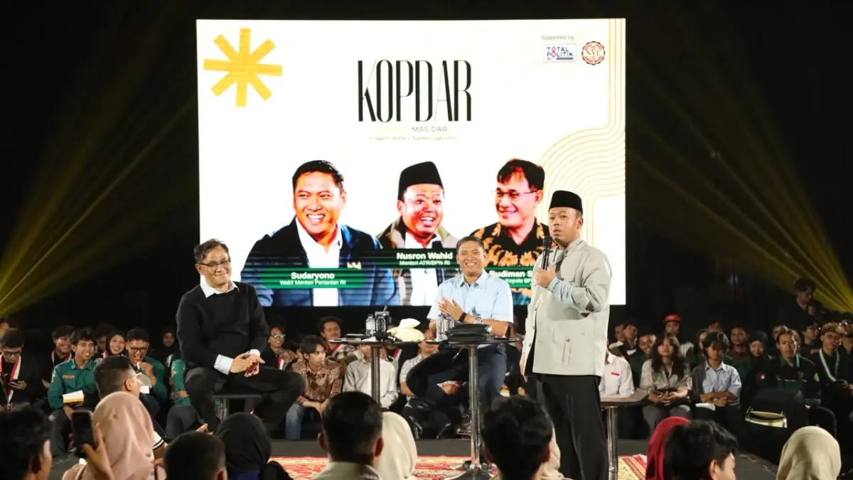 Menteri Agraria dan Tata Ruang/Kepala Badan Pertanahan Nasional (ATR/BPN), Nusron Wahid, menjadi salah satu pembicara dalam kegiatan KOPDAR Bareng Mas Dar bertajuk Pancasila Pemersatu Bangsa Indonesia yang diselenggarakan oleh Total Politik di Auditorium Joglo GIK, Universitas Gadjah Mada, Yogyakarta, Senin (15/06/2026).