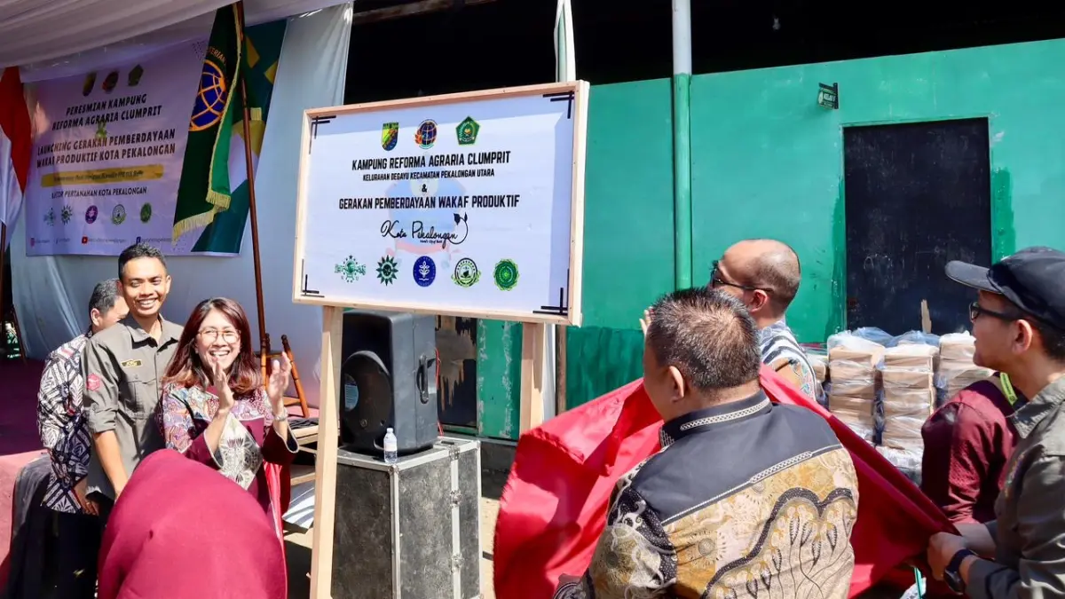  Staf Ahli (Sahli) Bidang Partisipasi Masyarakat dan Pemerintah Daerah Kementerian Agraria dan Tata Ruang/Badan Pertanahan Nasional (ATR/BPN), Andi Tenri Abeng, meresmikan Kampung Reforma Agraria (RA) Clumprit dan meluncuran Gerakan Pemberdayaan Wakaf Produktif di Kota Pekalongan, Jawa Tengah, Jumat (05/06/2026). 