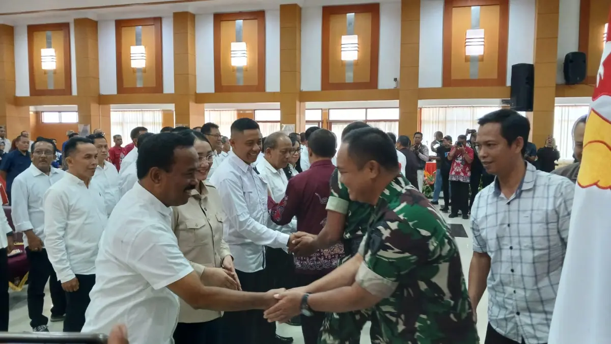 Jajaran forkopimda Kota Blitar bersalaman dengan Ketua KONI Kota Blitar baru, M Samanhudi Anwar usai dilantik, Kamis (18/6/2026). 
