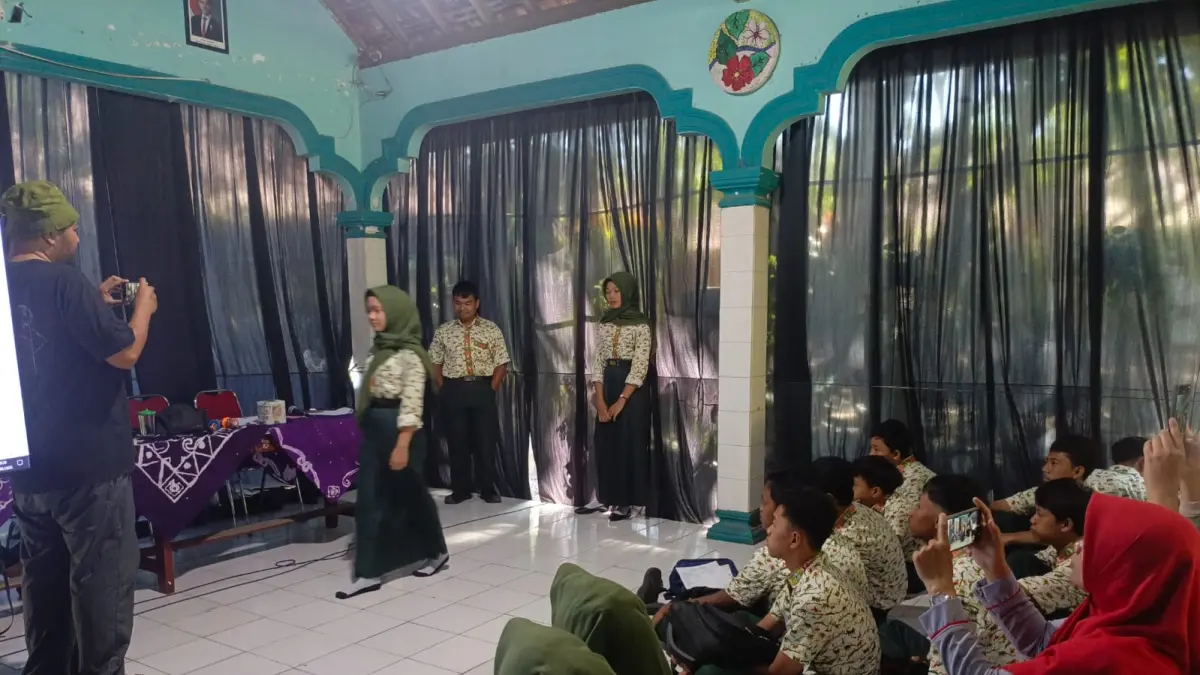 MENANTANG: Perwakilan anak-anak UPT SMPN 1 Nglegok diajak praktik seni peran.