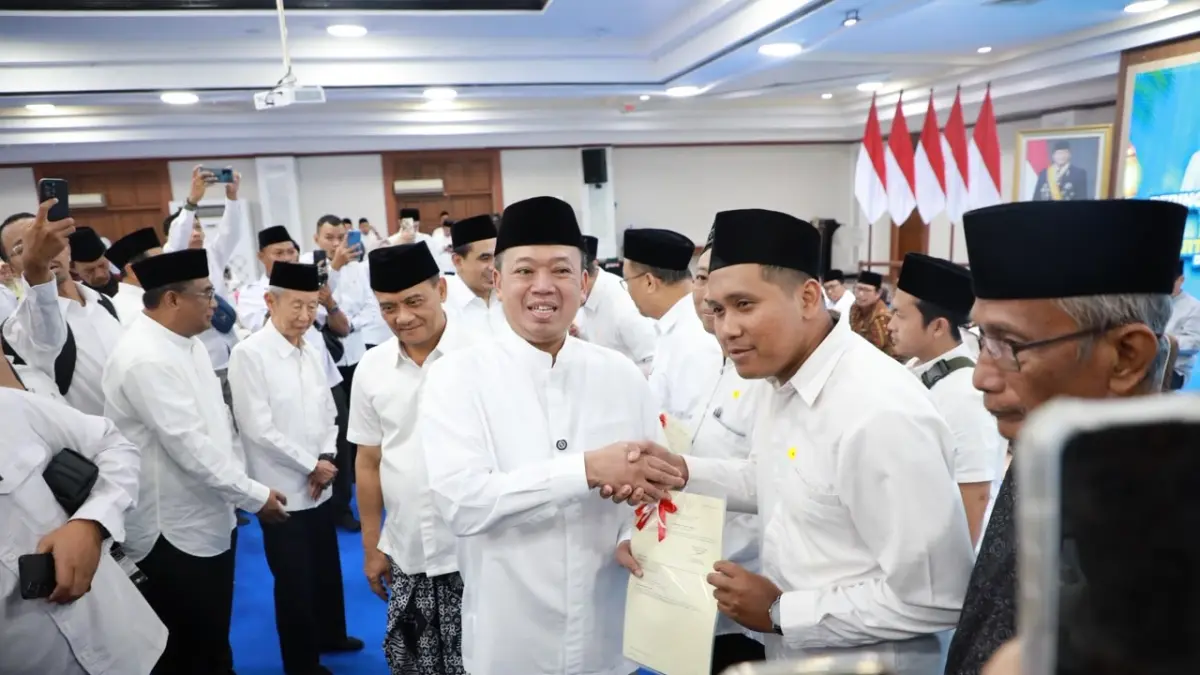  Menteri Agraria dan Tata Ruang/Kepala Badan Pertanahan Nasional (ATR/BPN), Nusron Wahid, menyerahkan 243 sertipikat tanah wakaf dari berbagai wilayah di Jawa Tengah di Gedung Gradhika Bhakti Praja, Kantor Gubernur Jawa Tengah, Selasa (16/06/2026). 