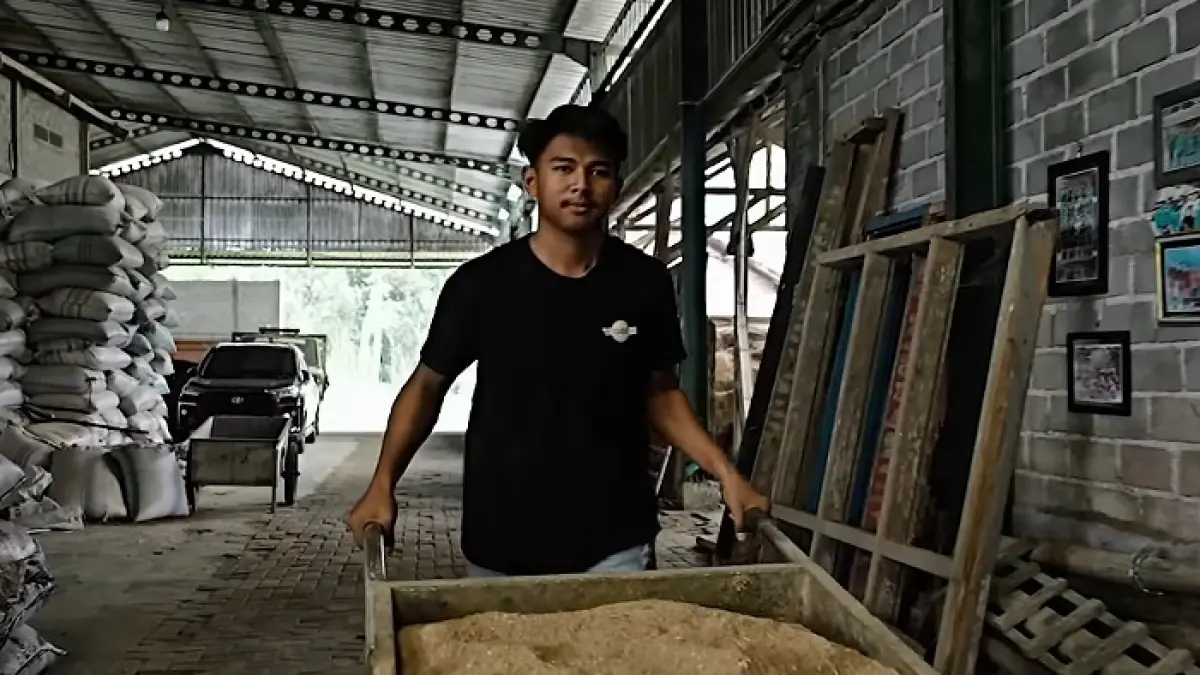 Peternak sapi Blitar berbagi rahasia sukses dari modal Rp5 juta hingga memiliki ratusan ekor sapi. Simak kisah inspiratifnya. (SC YOUTUBE)
