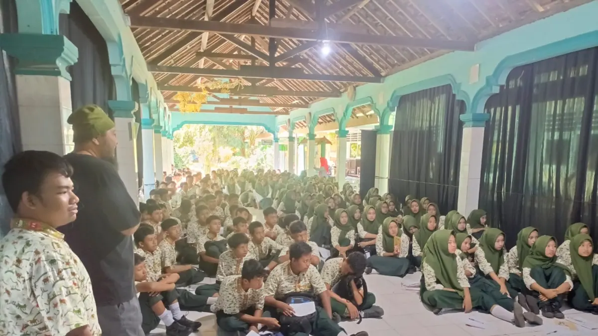 YANU ARIBOWO/RADAR BLITAR
ANTUSIAS: Para pelajar UPT SMPN 1 Nglegok saat mengikuti agenda Blitar NoBar pada Kamis (18/6/2026).