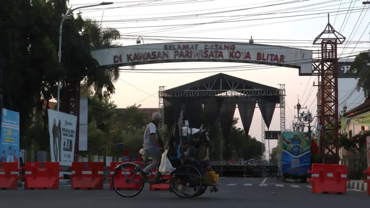 MOCH. LUKI AZHARI/RADAR BLITAR
DITUTUP TOTAL: Jajaran road barrier (pembatas jalan) tampak terpasang menutup akses masuk menuju Jalan Ir Soekarno, Kecamatan Sananwetan, hari ini (20/6).