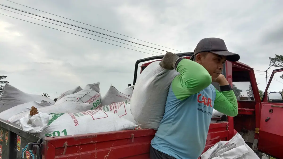 MOCH. LUKI AZHARI/RADAR BLITAR
PUPUK ALAMI: Seorang petani di Blitar sedang mengangkut karung berisi pupuk kandang menuju lahan pertaniannya, Rabu (18/6).