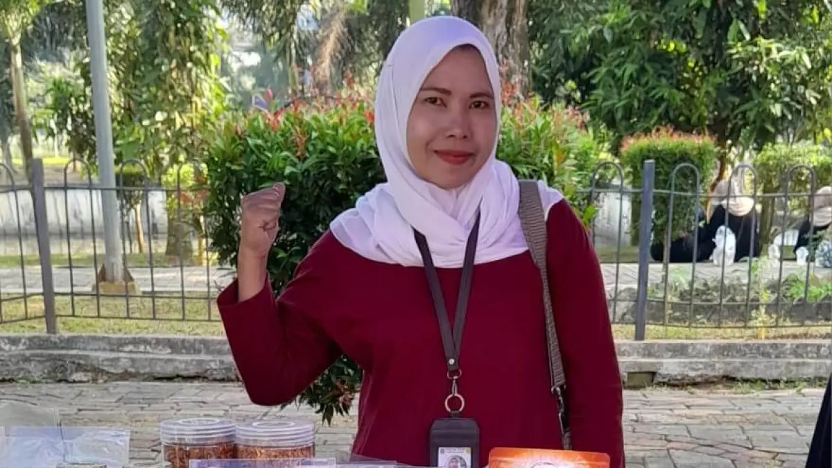 UMKM Ria Barokah milik Jufriyah asal Kota Serang, Banten dengan berbagai produk kuliner mulai dari peyek, tepung ayam goreng, kulit ayam crispy, hingga paket nasi kotak ayam goreng.