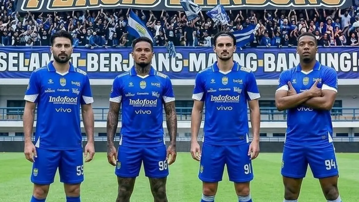 Bursa Transfer Persib Bandung 2026/2027 memanas, 5 pemain lokal siap hengkang dan Jess Rodriguez dirumorkan merapat.(Gemini AI)