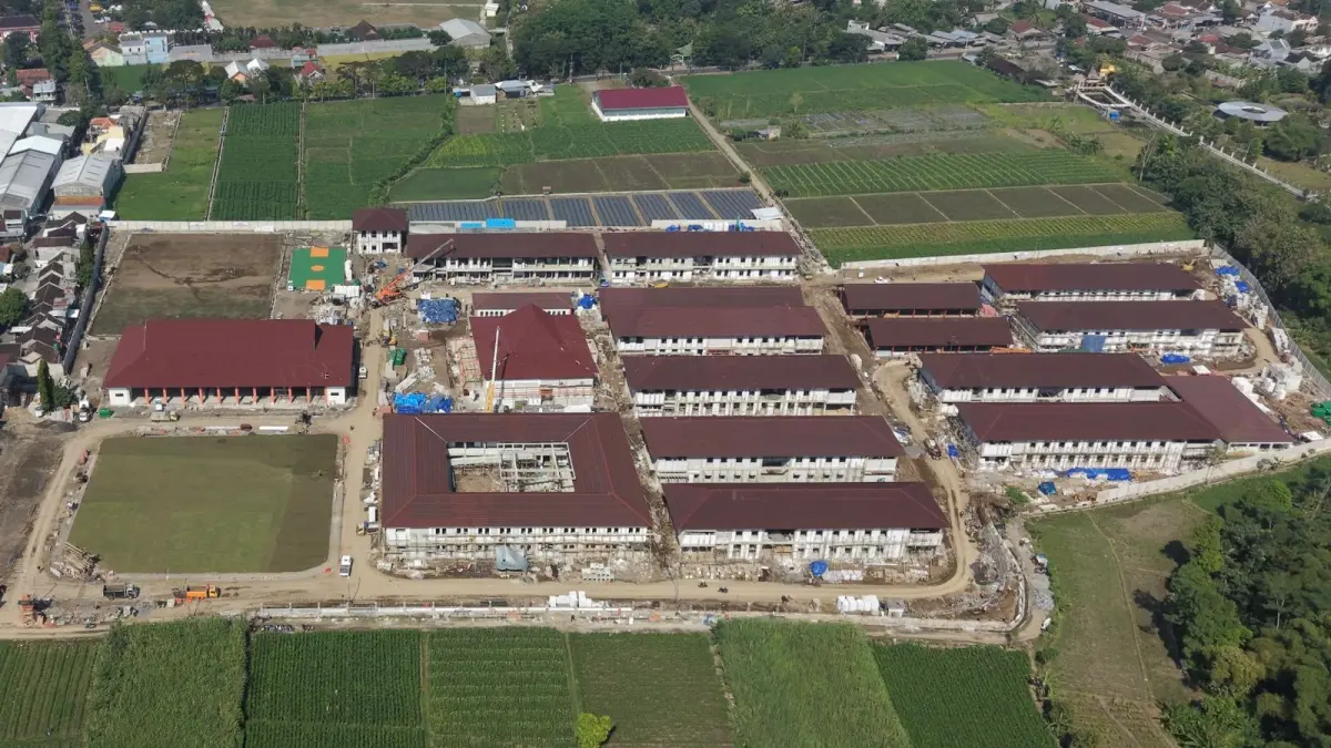 MOCH. LUKI AZHARI/RADAR BLITAR
KEJAR TARGET: Penampakan dari udara kompleks Sekolah Rakyat (SR) Kota Blitar di Kelurahan Kauman, Kecamatan Kepanjenkidul, yang terus dikebut pembangunannya.
