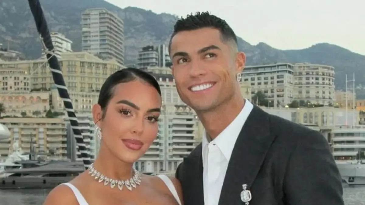 WAGs Piala Dunia 2026 jadi sorotan. Simak kisah istri dan pasangan pesepak bola yang sukses mencuri perhatian publik.(Gemini AI)