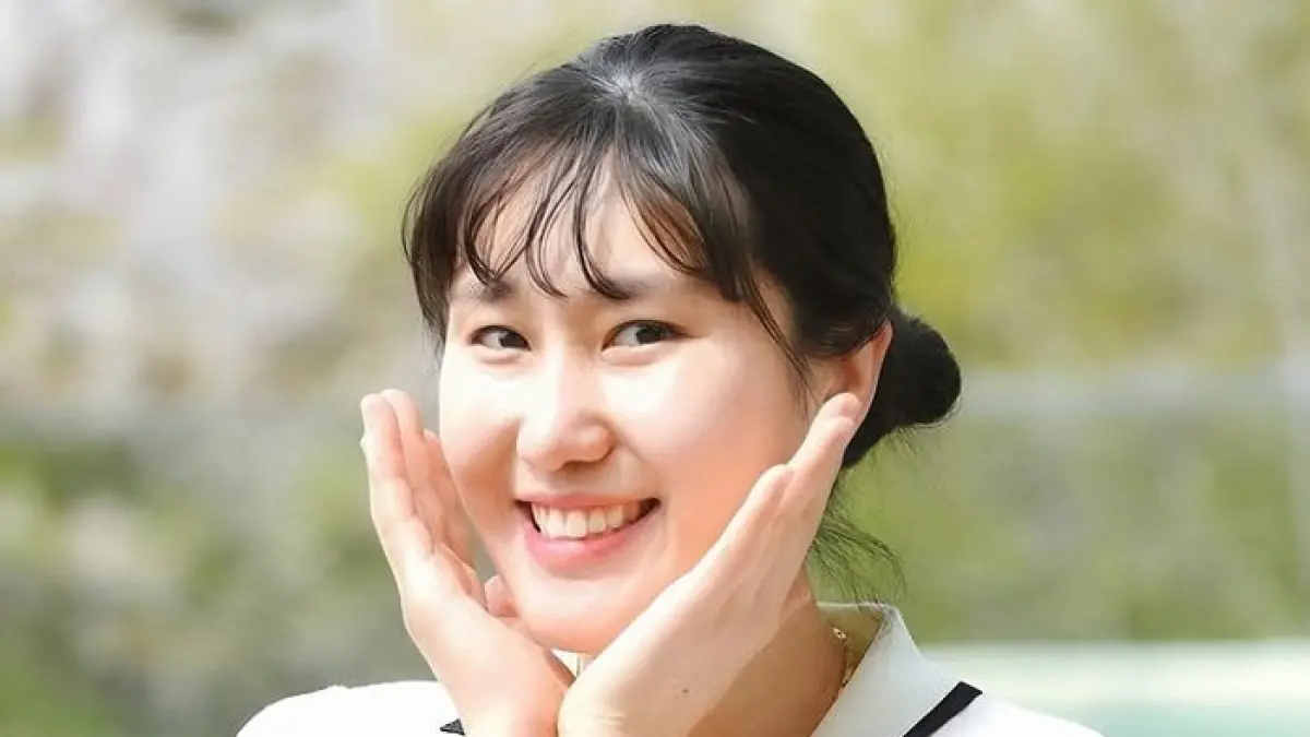 Yeum Hye Seon tiba di Surabaya dan disambut meriah fans Red Sparks. Reuni dengan Megawati Hangestri jadi sorotan Proliga 2026.(Gemini AI)