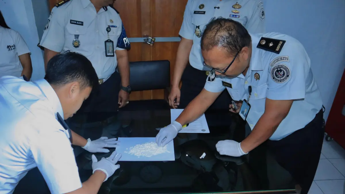 AKSI KEDUA GAGAL: Petugas Lapas Kelas IIB Blitar saat memeriksa bungkusan kondom berisi 600 pil koplo hasil tangkapan di ruang penggeledahan, Kamis (18/6).