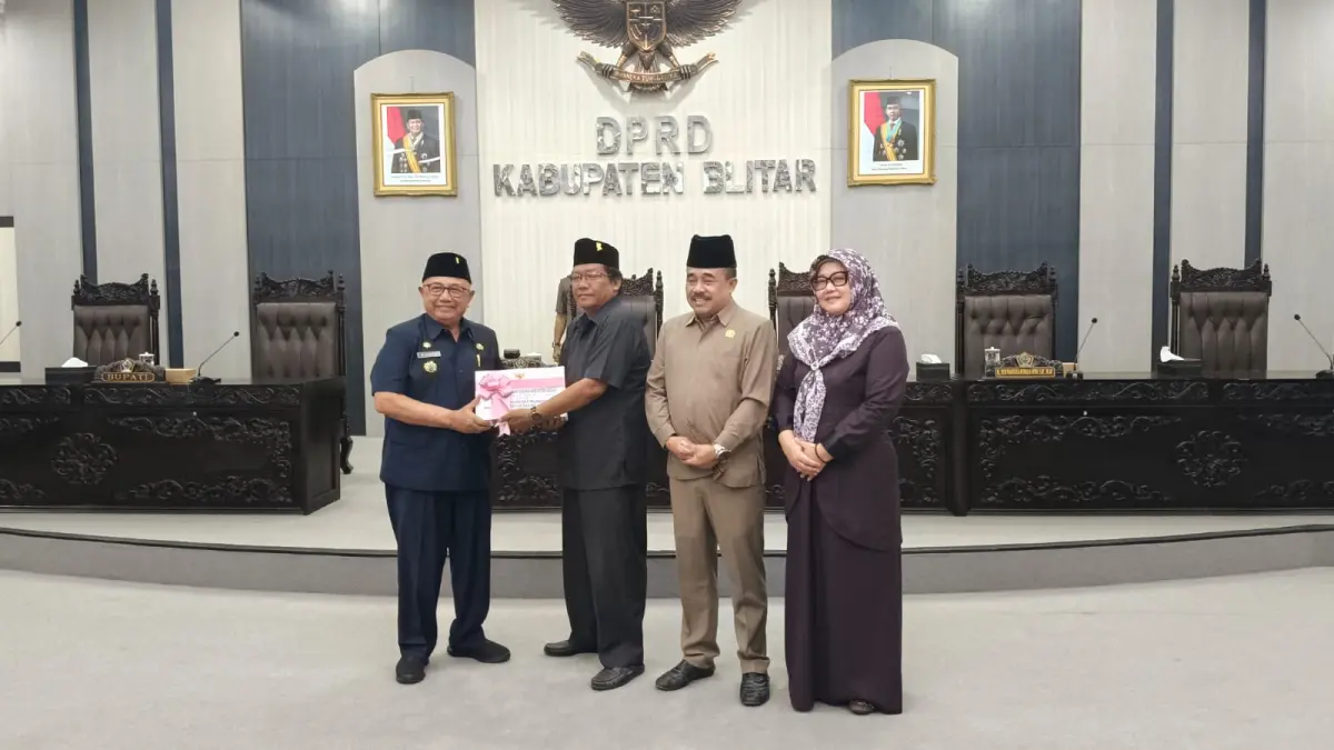 Bupati Blitar saat mengikuti rapat paripurna dengan DPRD Kabupaten Blitar, Senin (22/6).