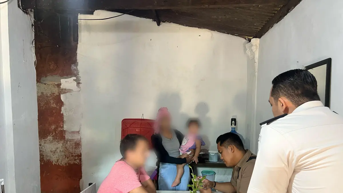 IMIGRASI BLITAR UNTUK RADAR BLITAR
LANGGAR KETENTUAN: Petugas Imigrasi Blitar menginterogasi pasutri WNA dari Ukraina yang diketahui tinggal di Blitar melebihi batas izin yang ditentukan
