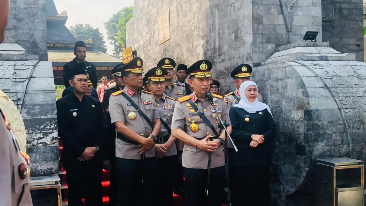 Kapolri Jenderal Listyo Sigit P memberikan keterangan pers kepada awak media usai berziarah di Makam Bung Karno Blitar, Sabtu (20/6/2026). 
