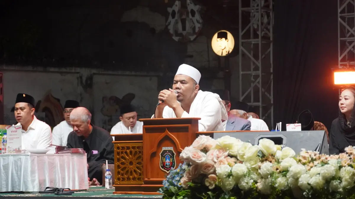 DISBUDPAR KOTA BLITAR UNTUK RADAR BLITAR 
JAS MERAH: Wali Kota Blitar Syauqul Muhibbin, di hadapan jemaah pengajian akbar Haul Bung Karno, mengajak masyarakat untuk tidak melupakan sejarah dan terus menghargai jasa para pahlawan. 
BERSALAWAT: Gus Son memimpin salawatan di peringatan Haul Ke-56 Bung Karno, Sabtu (20/6) malam. 
