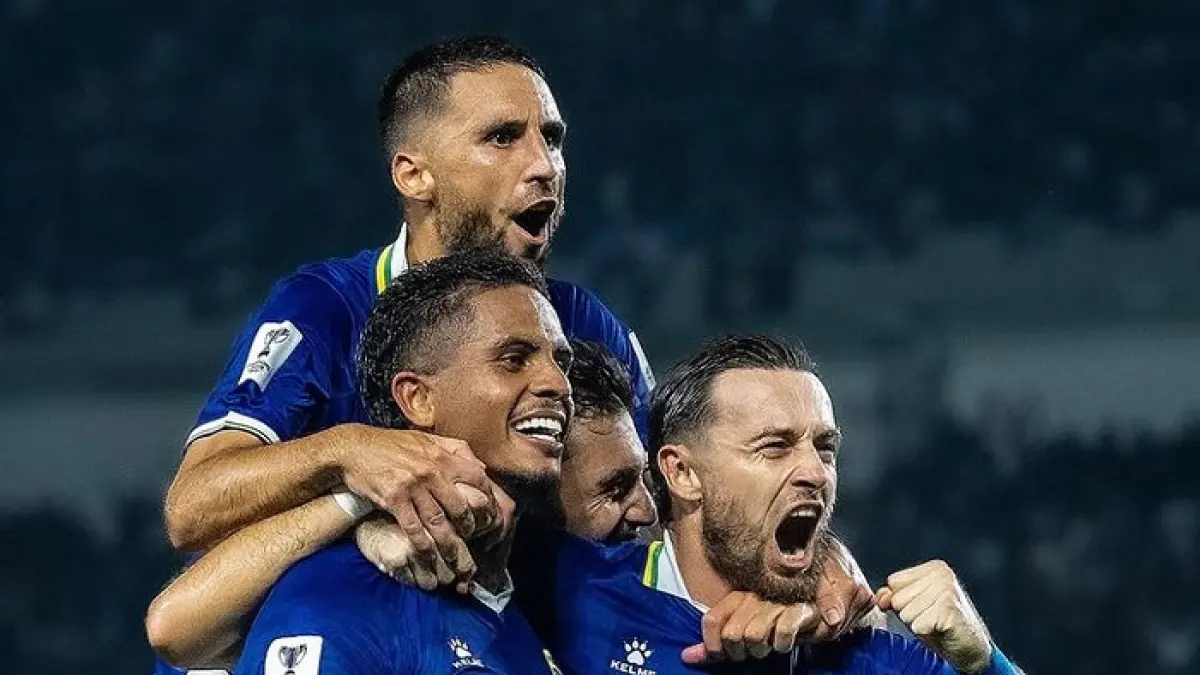 Bursa transfer BRI Super League 2026-2027 memanas. Persib incar Luca Menalo, Persijap bidik Edo Febriansyah.(Gemini AI)