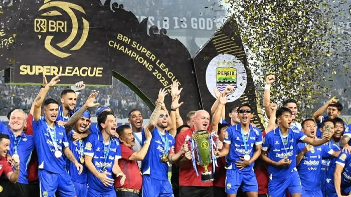 Bursa transfer Persib Bandung 2026/2027 memanas. Ole Romeny, Krigor Moraes, Rui Pires hingga Ivan Susak masuk radar Maung Bandung.(Gemini AI)