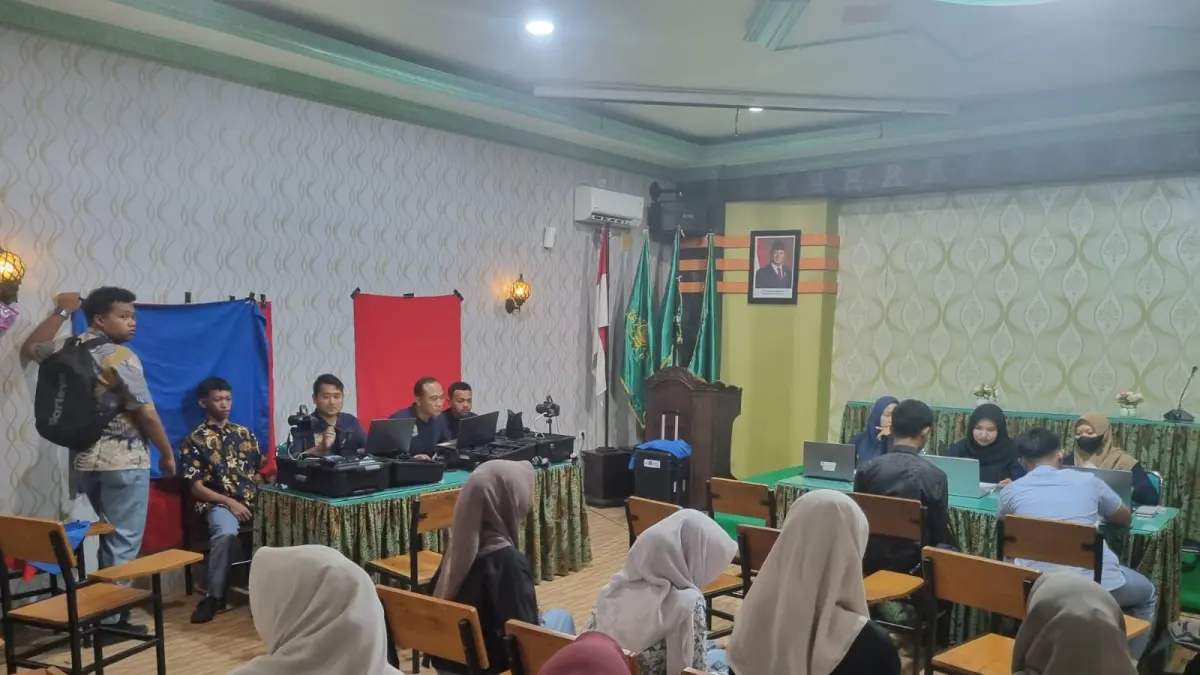 DISPENDUKCAPIL UNTUK RADAR BLITAR
KEBUT PEREKAMAN: Dispendukcapil Kabupaten Blitar terus jemput bola ke sekolah-sekolah untuk perekaman e-KTP. 
