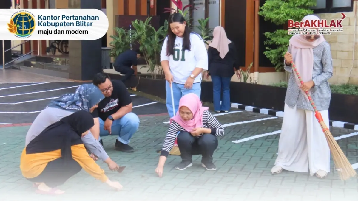 Jumat Bersih Kantah Kabupaten Blitar rutin digelar untuk menciptakan lingkungan kerja yang bersih dan sehat.