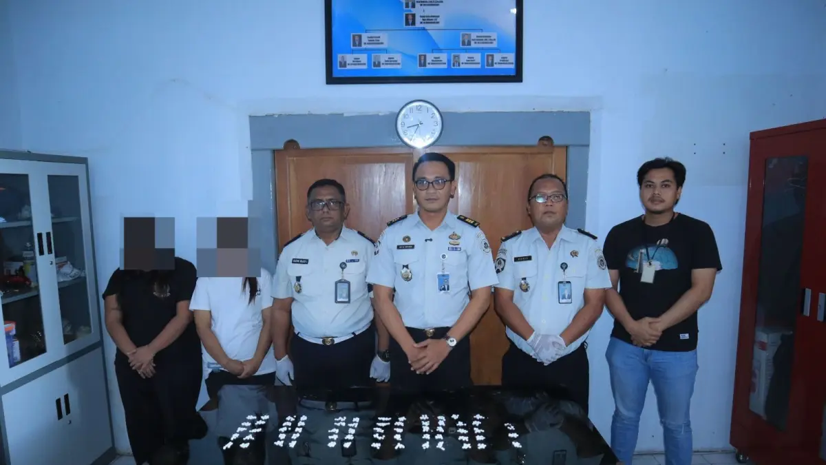 LAPAS BLITAR UNTUK RADAR BLITAR
DIAMANKAN: Petugas memeriksa intensif seorang wanita asal Sanankulon yang nekat menyelundupkan ratusan pil koplo tersebut ke Lapas Kelas IIB Blitar.
