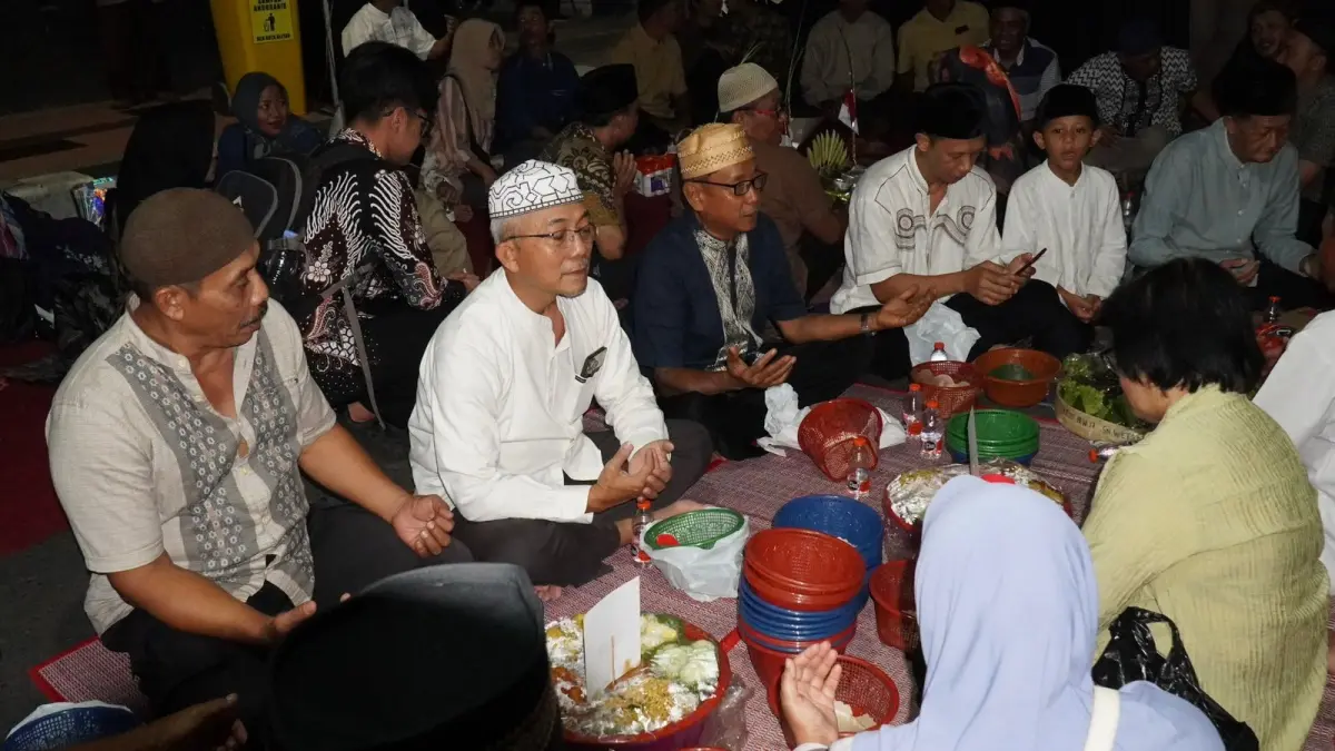 
MOCH. LUKI AZHARI/RADAR BLITAR
GUYUB RUKUN: Ribuan warga dari 650 RT tampak larut dalam kebersamaan saat menikmati hidangan di sepanjang Jalan Ir Soekarno, Kota Blitar, Sabtu (20/6) malam.

