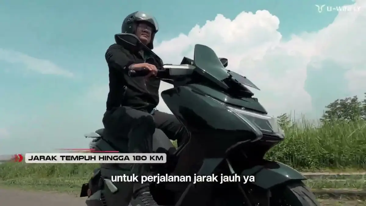 Motor listrik Uwinfly M135H hadir dengan jarak tempuh 180 km, top speed 105 km/jam, dual baterai dan fast charging. (Youtube. com)
