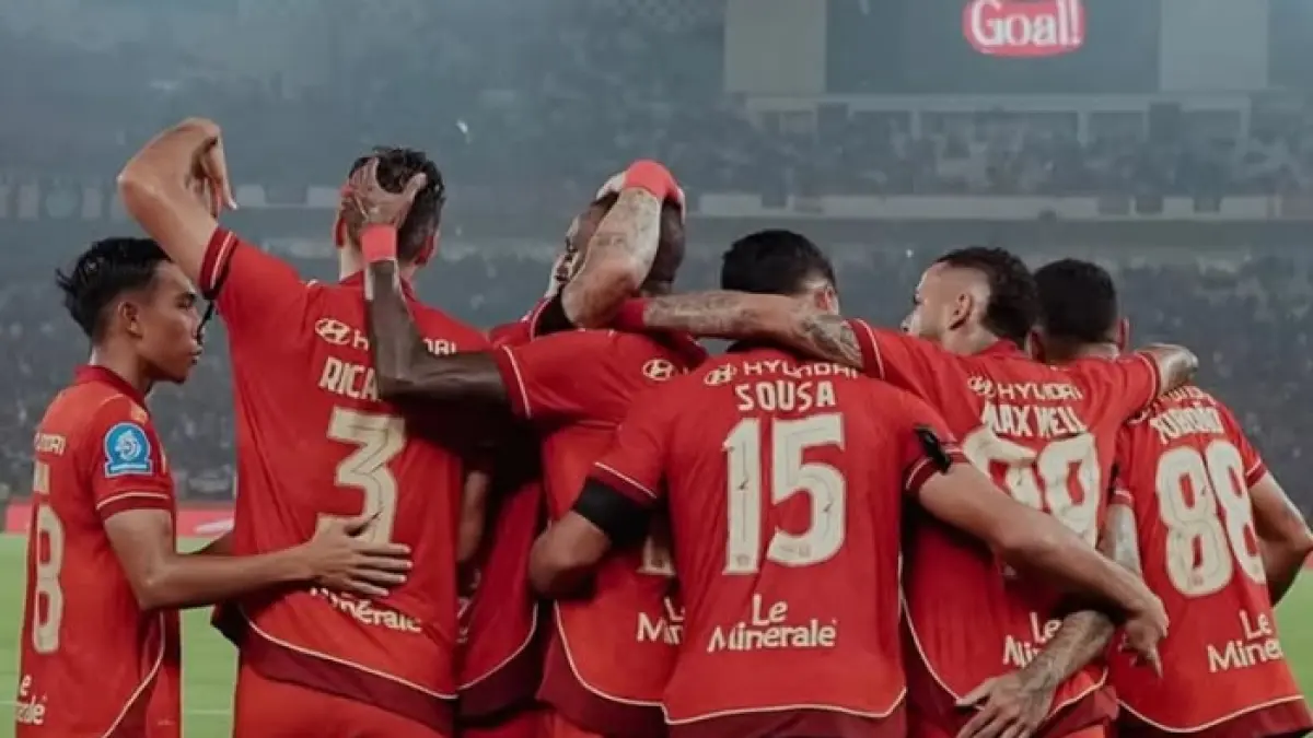 Persija Jakarta resmi datangkan Alaeddine Ajaraie dan Fajar Faturrahman untuk memperkuat skuad dalam perburuan gelar Liga 1.(Gemini AI)