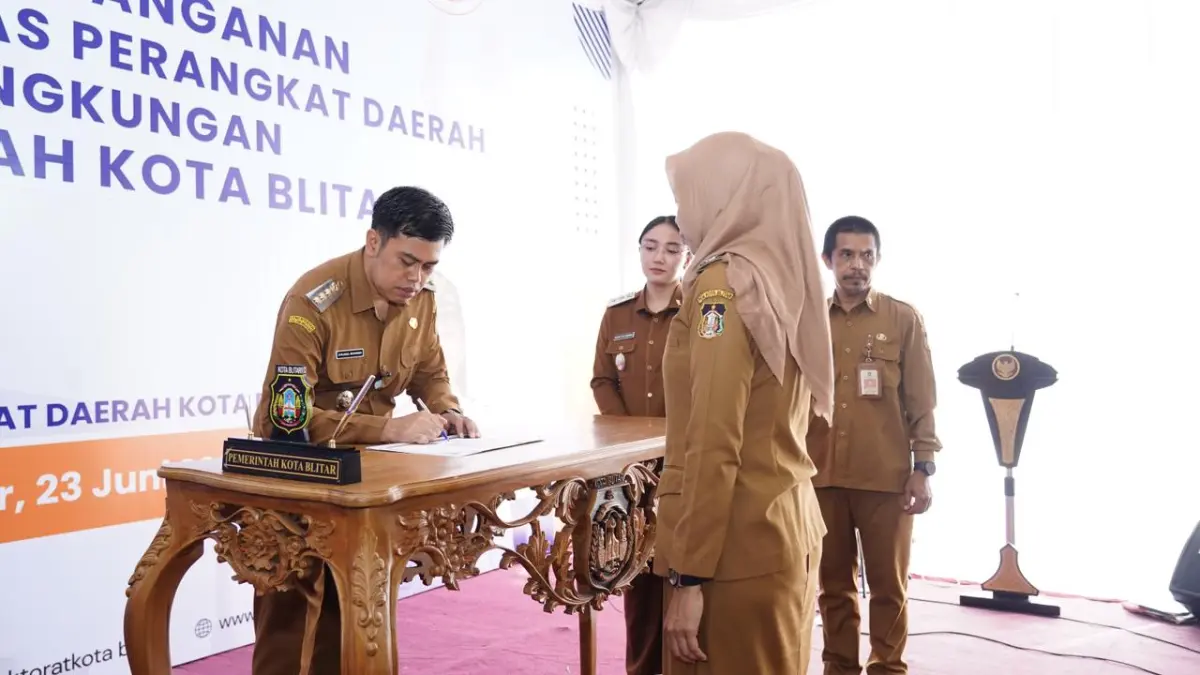 FOTO-FOTO: PROKOPIM PEMKOT BLITAR
TEKEN PAKTA INTEGRITAS: Wali Kota Blitar Syauqul Muhibbin didampingi Wawali Kota Blitar Elim Tyu Samba (dua dari kiri), Inspektur Daerah Kota Blitar Ratih Dewi Indarti (tiga dari kiri), dan Pj Sekda Kota Blitar Tri Iman Prasetyono (empat dari kiri), menandatangani Pakta Integritas Perangkat Daerah Tahun 2026, Selasa (23/6/2026). 