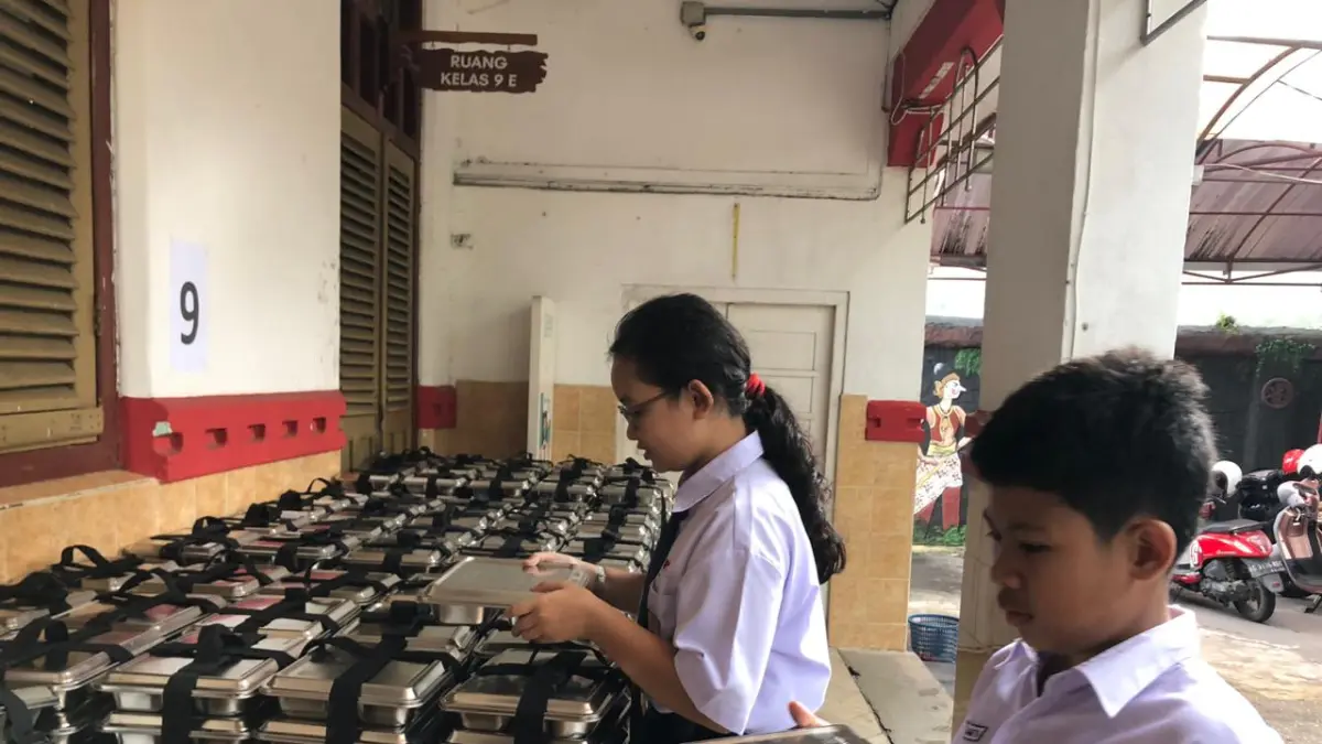 Tentang MBG Masa Liburan
-	Satgas Kota Blitar meminta penghentian sementara.
-	Karena sebagian besar sasaran MBG adalah siswa yang sedang leburan sekolah.
-	Hal itu mertupakan instruksi khusus dari pusat.
-	Namun, pelayanan dipastikan berlanjut saat masuk sekolah.
-	Termasuk terkait jumlah sasaran harus dipastikan.
-	Karena banyak siswa baru.
SUMBER: SATGAS MBG KOTA BLITAR

