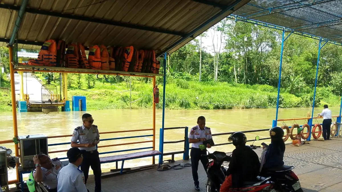 Dishub Kabupaten Blitar melakukan pengecekan pada perahu penyeberangan Sungai Brantas.