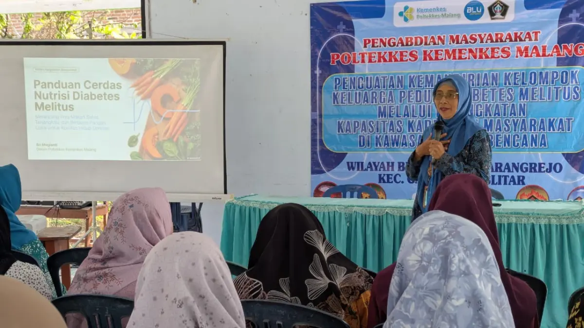  Dr. Ns. Sri Mugianti, M. Kep memberikan materi tentang pola hidup sehat