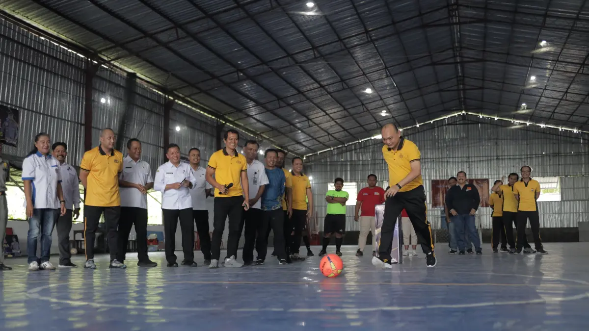 Kapolres Blitar AKBP Rivanda melakukan tendangan pamungkas, saat membuka ajang futsa Kapolres Cup, Rabu (24/6).