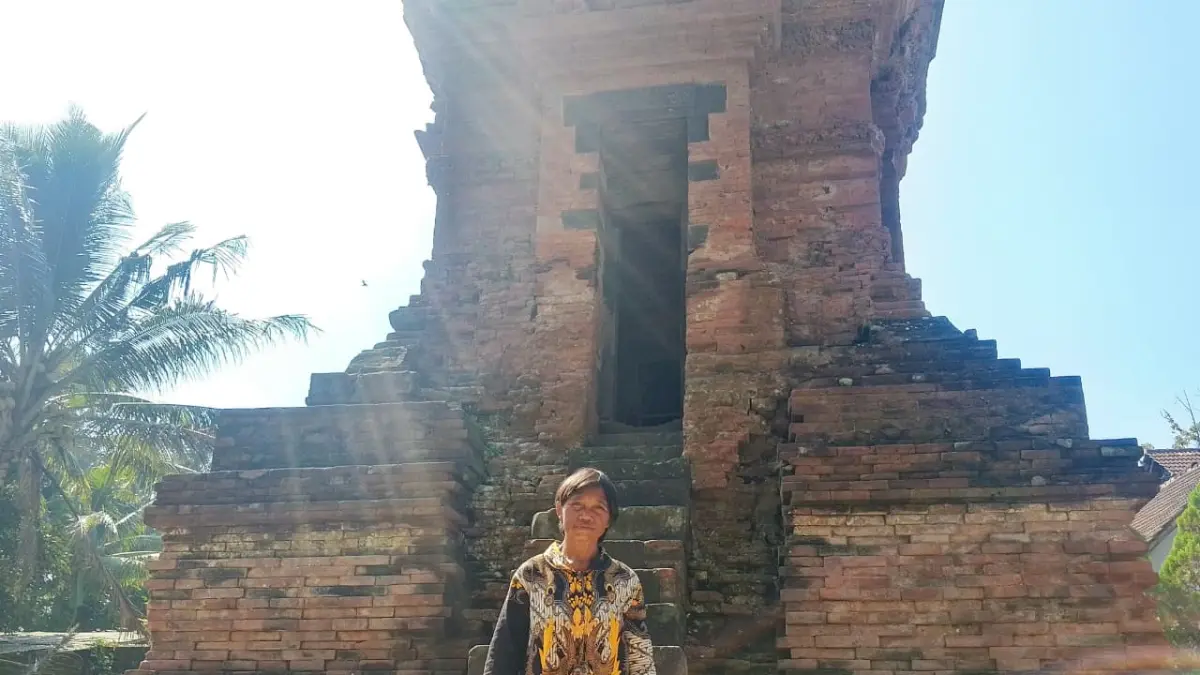 Wakini, Penjaga Jejak Leluhur di Balik Candi Kali Cilik
24 Tahun Mengabdi, Teguh Rawat Warisan Sejarah Blitar
