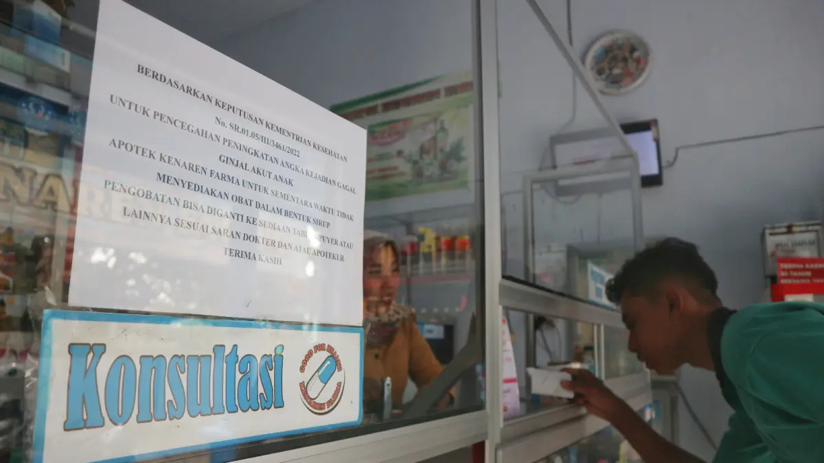 Warga membeli obat di apotek. Meski dolar AS menguat, harga obat di Kota Blitar masih belum mengalami kenaikan.
