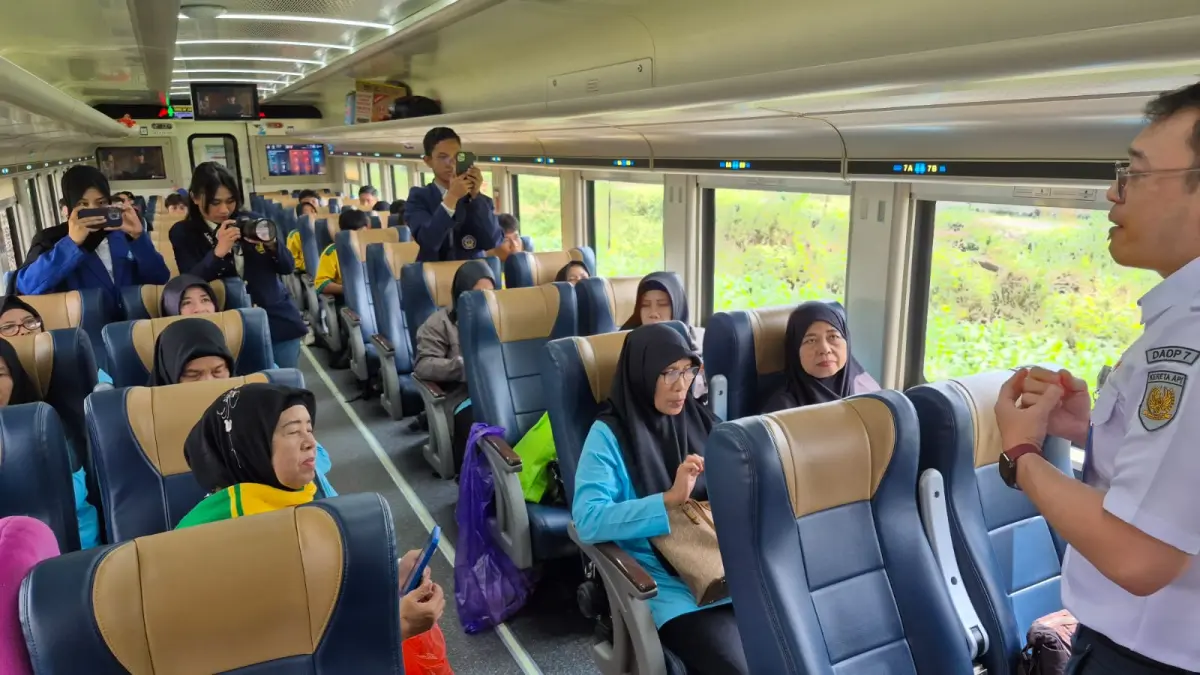 DAOP 7 MADIUN UNTUK RADAR BLITAR
BERANI LAPOR: Penumpang perempuan menyimak sosialisasi dari KAI tentang bahaya pelecehan seksual di kereta api, Rabu (24/6/2026).&nbsp; 