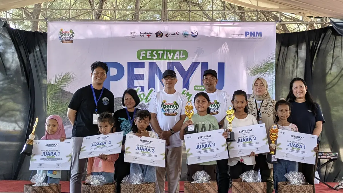 Para pemenang lomba mewarnai dalam Festival Penyu Jolosutro 2026 di Blitar. 