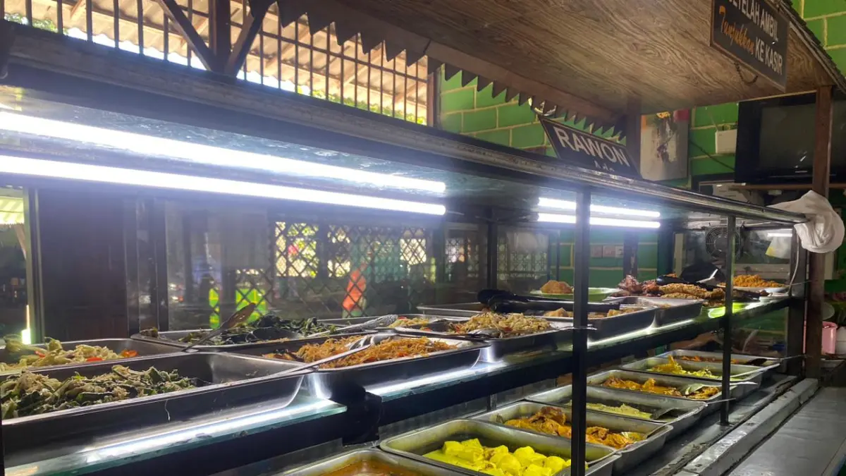 ARMI/RADAR BLITAR 
NIKMAT: Berbagai olahan menu makanan disajikan untuk pelanggan di Waroeng Kenduri.  
