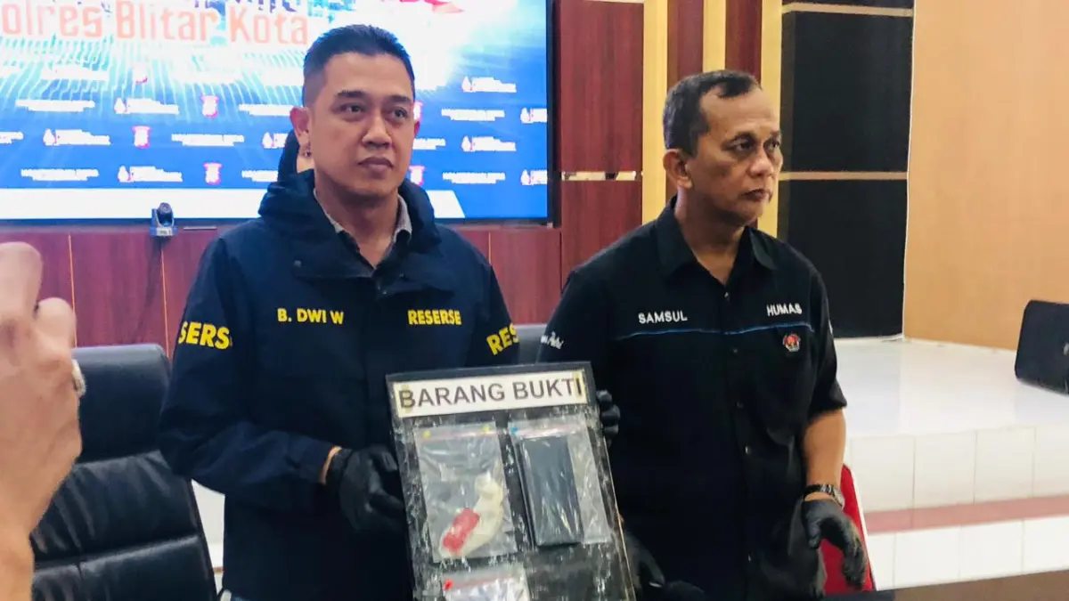 BONGKAR PEREDARAN: Polisi menunjukkan sejumlah barang bukti ratusan pil dobel L yang diselundupkan ke Lapas Blitar, Jumat (26/6/2026).

&nbsp;
