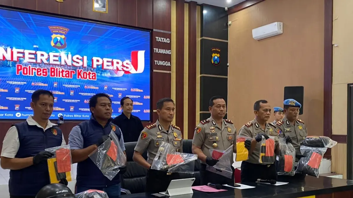 BUKTI KEJAHATAN: Kapolres Blitar Kota AKBP Kalfaris Triwijaya Lalo (empat dari kiri) menunjukkan barang bukti yang dipakai para tersangka untuk merampok minimarket. 