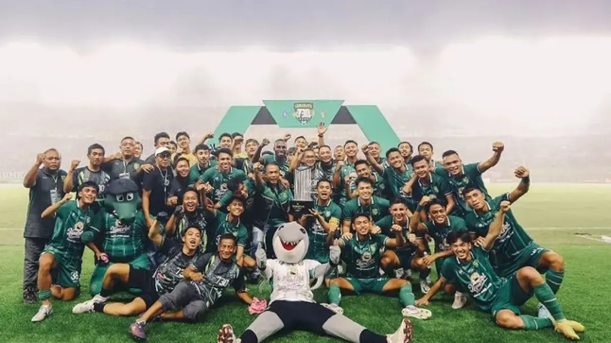 Bursa transfer Persebaya Surabaya memanas, Pep Biel, Kevin Ray Mendoza hingga Alex Martins dirumorkan masuk radar Bajul Ijo.(Gemini AI)